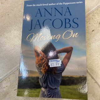 Anna Jacobs - Moving On